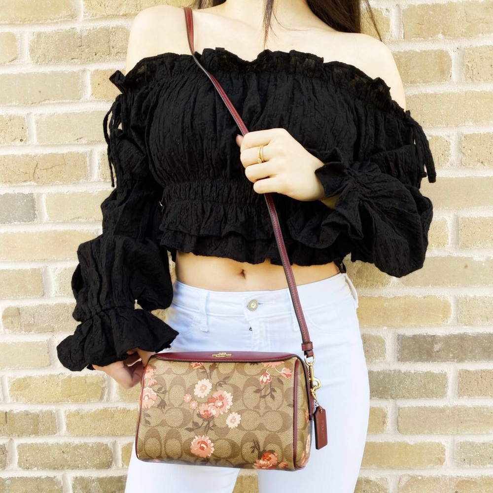 ๐ธCoach Crossbody Signature ๐ธ - Picture 1 of 6